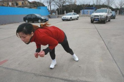 43-летняя китаянка передвигает 4.5 тонны, используя свои волосы