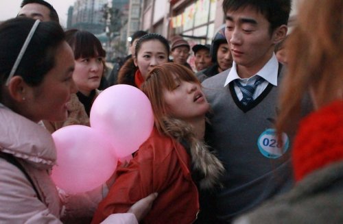 Обмороки на конкурсе поцелуев в Китае4